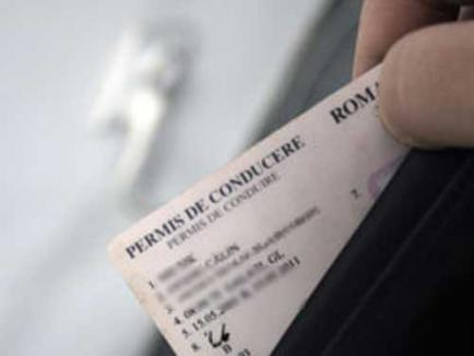Un bihorean a vrut să intre în ţară conducând o maşină cu numere de Italia, deşi avea permisul suspendat
